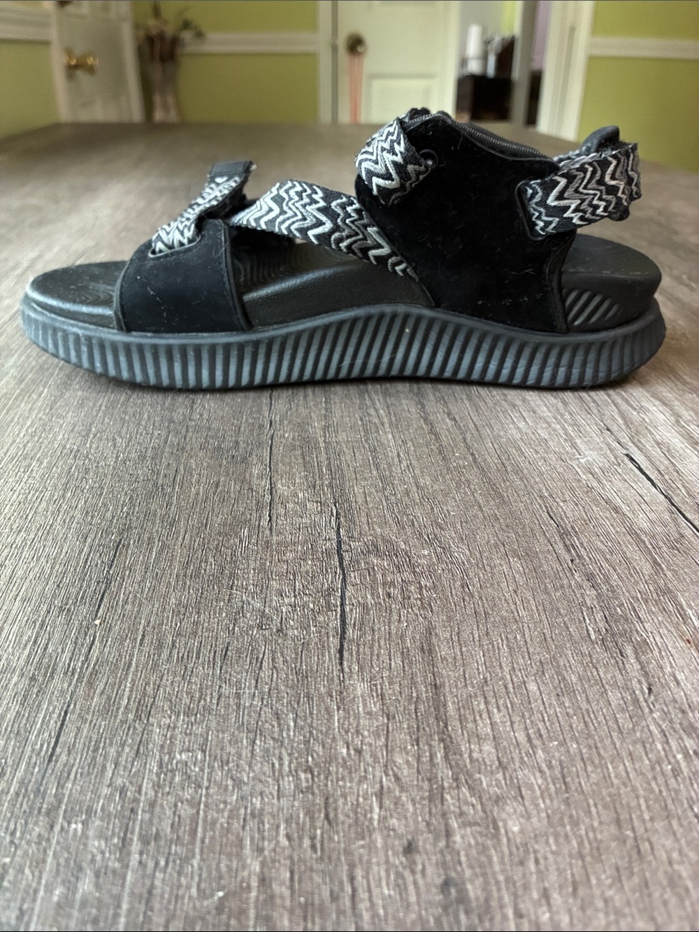 KuaiLu Women's Orthopedic Walking Sandals with Arch Support.